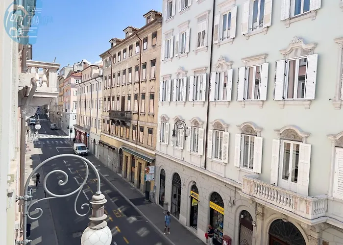 Appartement Cassa Di Risparmio 11 Tirabora Short Rent Trieste