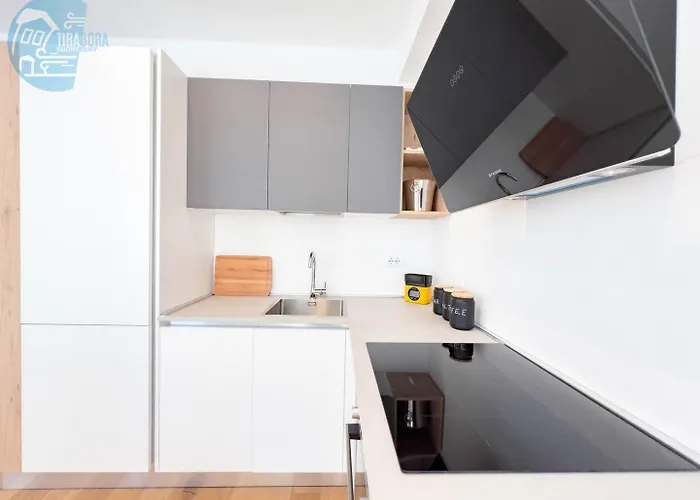 Cassa Di Risparmio 11 Tirabora Short Rent *