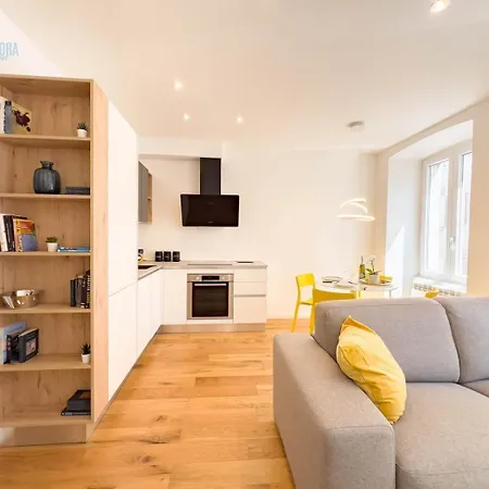 Apartament Cassa Di Risparmio 11 Tirabora Short Rent Triest