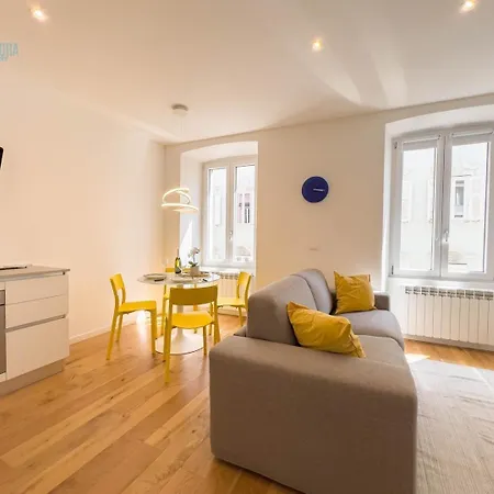 Cassa Di Risparmio 11 Tirabora Short Rent * Triest