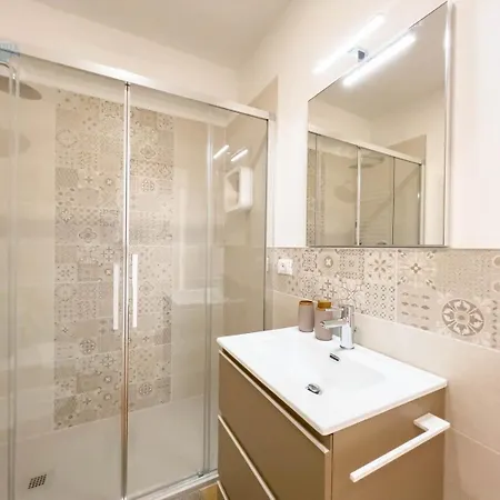 Cassa Di Risparmio 11 Tirabora Short Rent