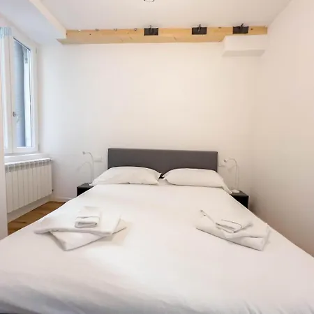 Cassa Di Risparmio 11 Tirabora Short Rent Apartment