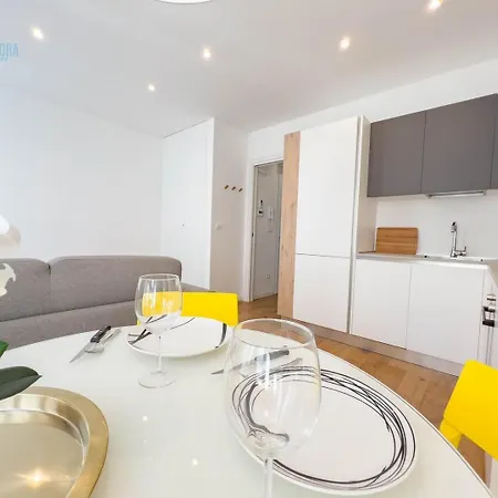 Cassa Di Risparmio 11 Tirabora Short Rent *