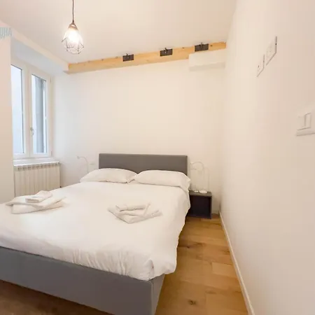 Cassa Di Risparmio 11 Tirabora Short Rent