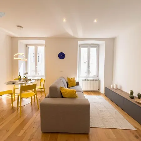 Apartment Cassa Di Risparmio 11 Tirabora Short Rent *