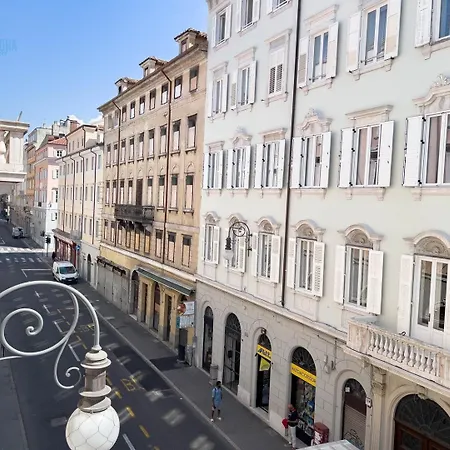 Apartment Cassa Di Risparmio 11 Tirabora Short Rent Trieste